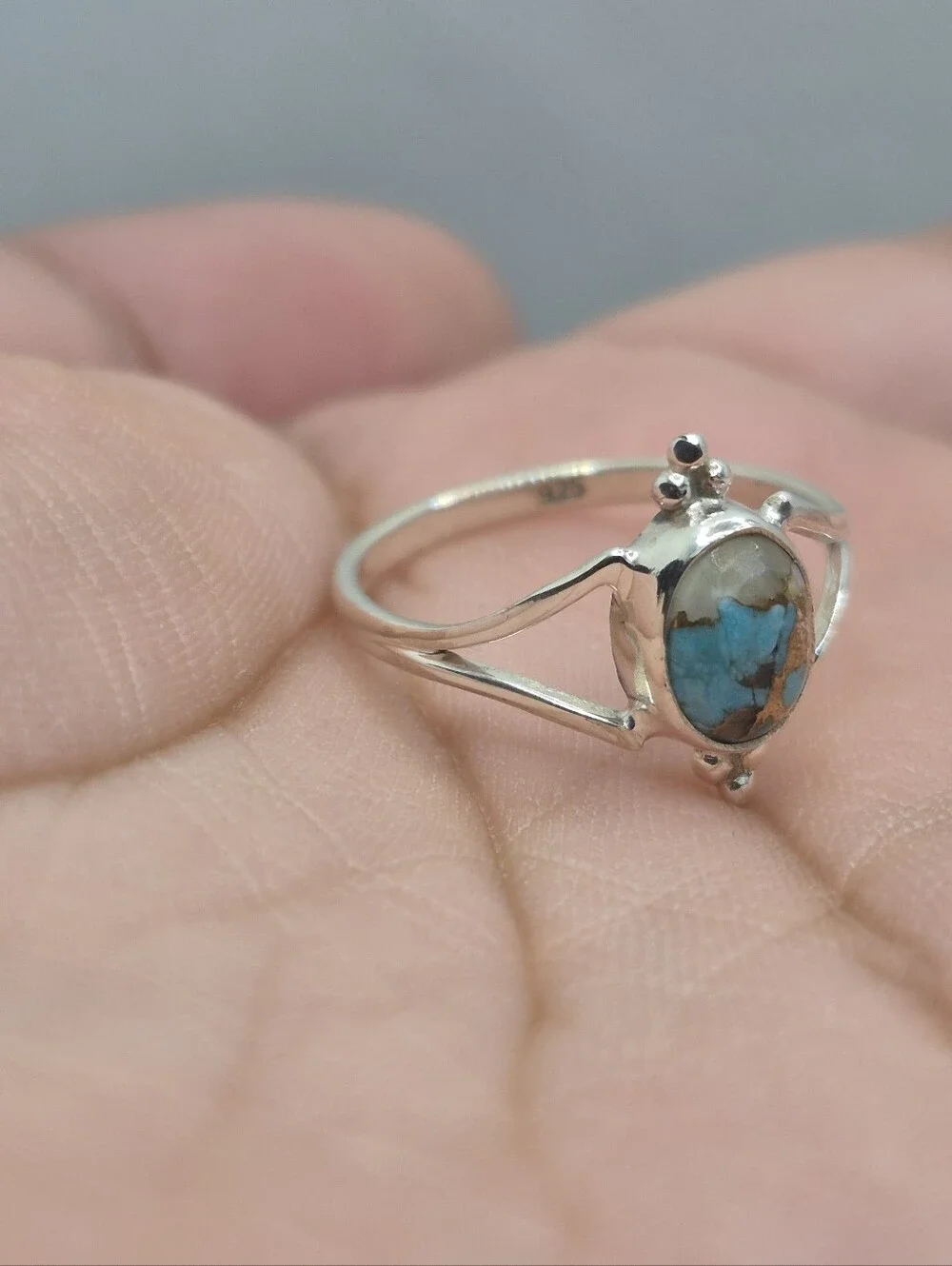 .925 Sterling Silver Elegant Women's Oval Design Oyster Turquoise Ring